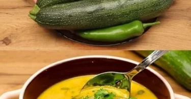 Schüssel mit Karotten-Zucchini-Suppe, gesund und lecker zubereitet.
