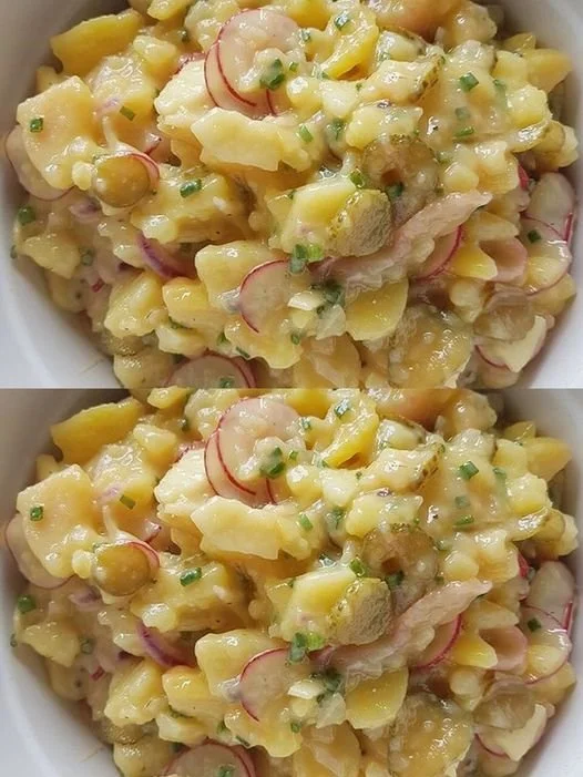 Ein delikater Kartoffelsalat mit frischem Gemüse und Dressing