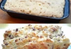 Käsebrot mit frischen Zutaten auf einem Holzbrett