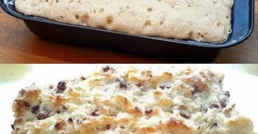 Käsebrot mit frischen Zutaten auf einem Holzbrett