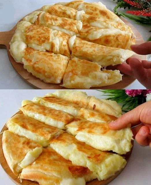 Leckeres Käsebrot mit frischem Käse und Kräutern auf einem Holzbrett