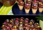 Kleine Kuchen im Waffelbecher auf einem Tisch serviert