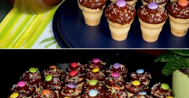 Kleine Kuchen im Waffelbecher auf einem Tisch serviert