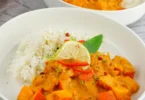 Veganes Kürbis Curry mit Kokosmilch in einer Schüssel serviert.