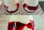 Leckerer Mud Dessert mit Vanillepudding in einer Schüssel serviert.