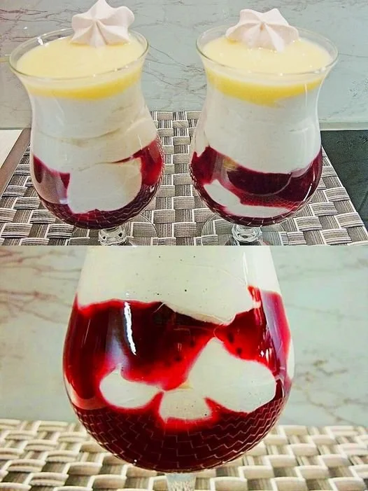 Leckerer Mud Dessert mit Vanillepudding in einer Schüssel serviert.