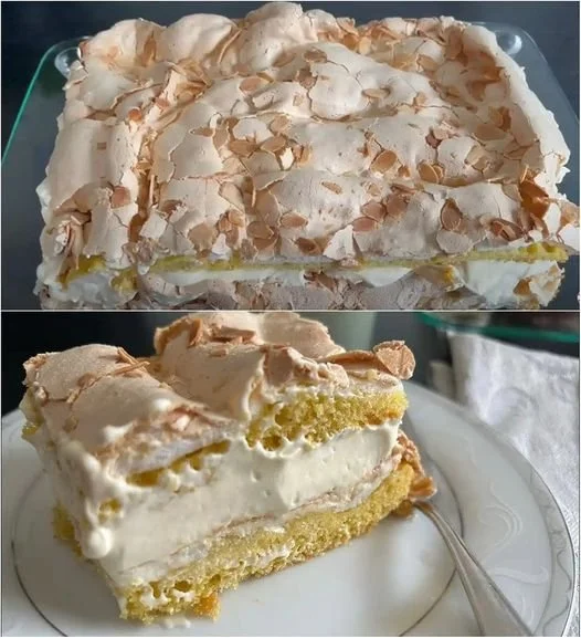 Leckere Meringue Torte mit frischen Früchten und Sahne oben drauf