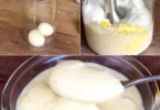 Schüssel mit selbstgemachter Minute Mayonnaise auf einem Holzuntergrund.