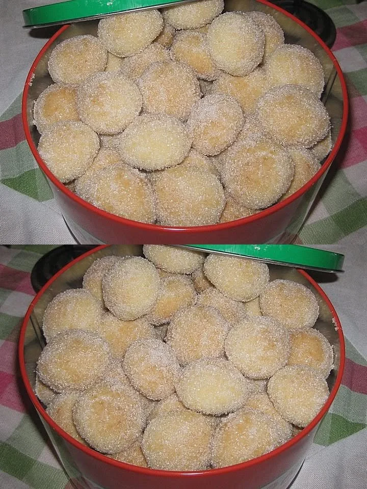 Leckere Minuten Weihnachtsbällchen auf einem festlichen Teller serviert