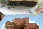 Mohnkuchen mit Vanillecreme und Schokolade auf einem Blech