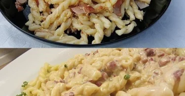 Nudeln mit Schmand, Schinken und Käse auf einem Teller serviert