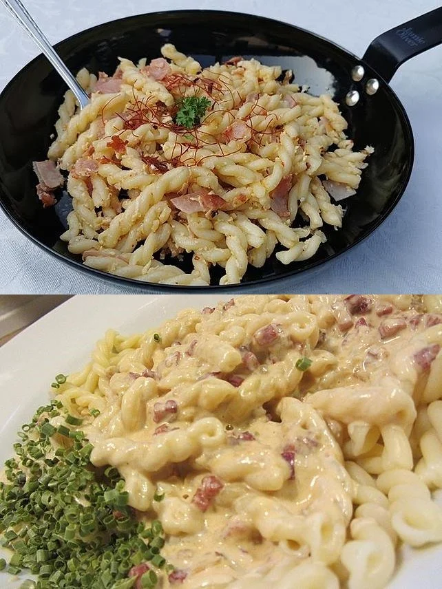 Nudeln mit Schmand, Schinken und Käse auf einem Teller serviert