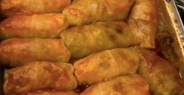 Traditionelle Omas Kohlrouladen mit herzhaftem Fleisch gefüllt und in Sauce gekocht.