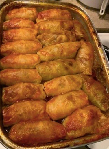 Traditionelle Omas Kohlrouladen mit herzhaftem Fleisch gefüllt und in Sauce gekocht.