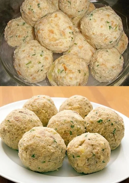 Omas traditionelle Semmelknödel, frisch zubereitet und serviert auf einem Teller.