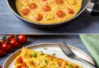 Omelett mit Käse und Tomaten auf einem Teller serviert