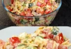 Frischer Paprika Gouda Salat mit buntem Gemüse und würzigen Käsestücken