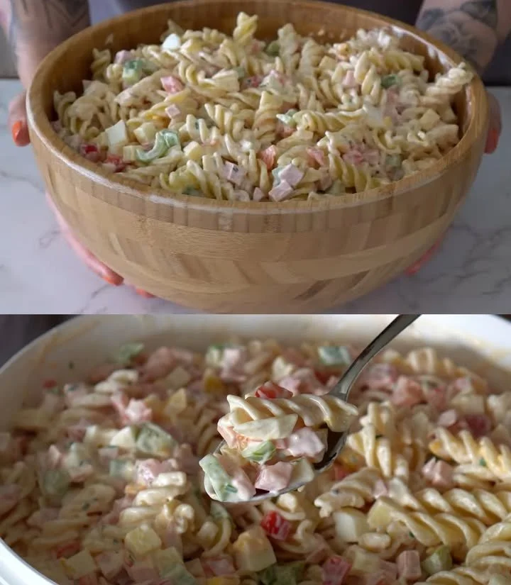 Pasta-Salat mit Wurst und Erbsen in einer bunten Schüssel serviert