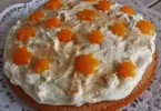 Pfirsichsahnekuchen mit frischen Pfirsichen und Sahne auf einem Blech