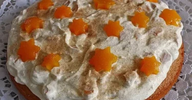 Pfirsichsahnekuchen mit frischen Pfirsichen und Sahne auf einem Blech