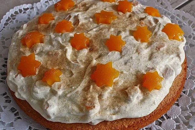 Pfirsichsahnekuchen mit frischen Pfirsichen und Sahne auf einem Blech