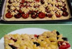 Pflaumenhefekuchen mit Streuseln auf einem Teller serviert