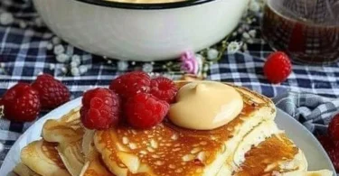 Quark Pfannkuchen mit Pudding auf einem Teller, ganz ohne Mehl