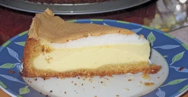 Quarkkuchen mit Baiser, ein köstlicher deutscher Kuchen mit Quark und Baiserschicht