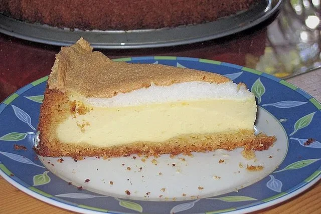 Quarkkuchen mit Baiser, ein köstlicher deutscher Kuchen mit Quark und Baiserschicht