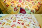Saftiger Rhabarber-Erdbeer-Kuchen auf einer eleganten Servierplatte.