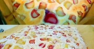 Saftiger Rhabarber-Erdbeer-Kuchen auf einer eleganten Servierplatte.