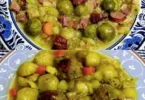Rosenkohl Eintopf mit Rindfleisch in einer herzhaften Schüssel.