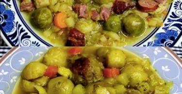 Rosenkohl Eintopf mit Rindfleisch in einer herzhaften Schüssel.