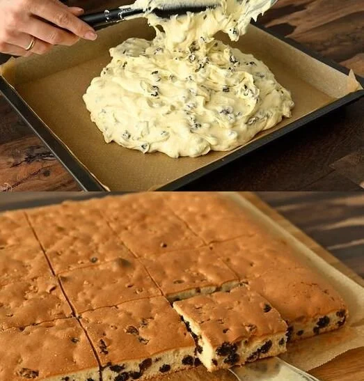 Saftiger Rum-Rosinen-Blechkuchen auf einem Tisch serviert