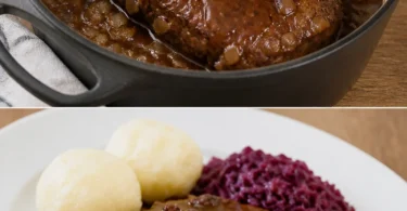 Traditioneller Sauerbraten mit Rotkohl und Kartoffelknödel auf einem Teller