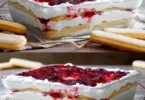 Leckeres Schichtdessert mit bunten Schichten und frischen Früchten.