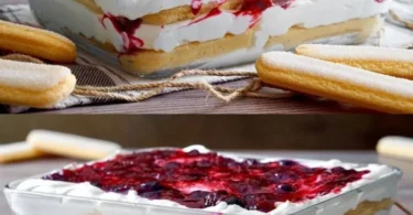 Leckeres Schichtdessert mit bunten Schichten und frischen Früchten.