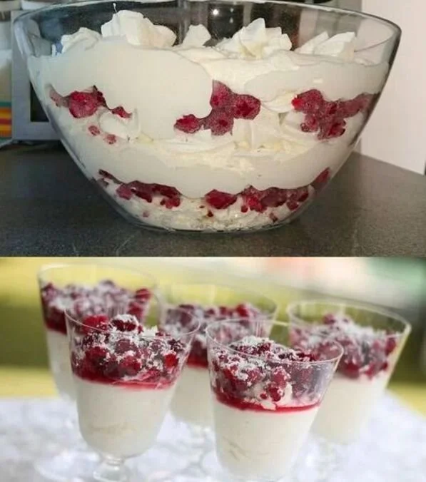 Schneegestöber über einer winterlichen Landschaft mit verschneiten Bäumen