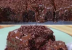 Saftiger Schokokuchen mit Schokoladenglasur auf einem Tisch