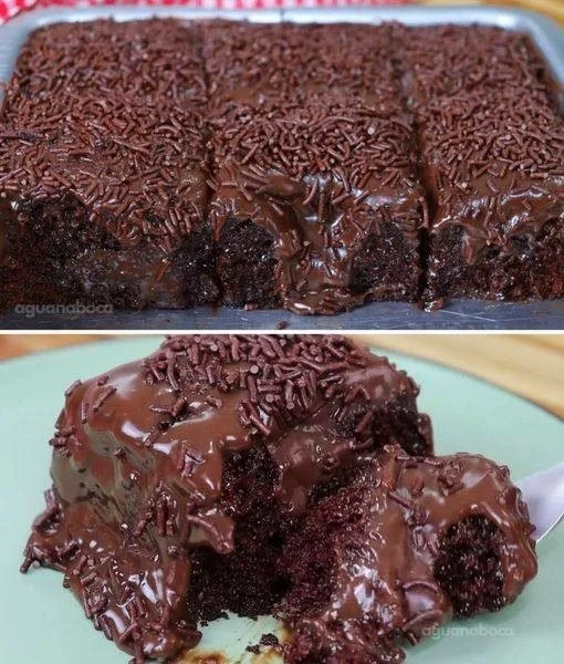 Saftiger Schokokuchen mit Schokoladenglasur auf einem Tisch