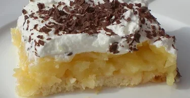 Schwedischer Apfelkuchen aus einem Blech mit Äpfeln und Zimt