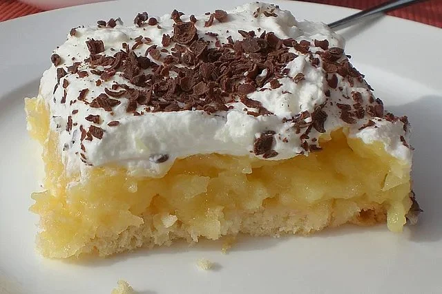 Schwedischer Apfelkuchen aus einem Blech mit Äpfeln und Zimt