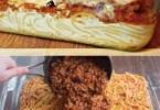 Spaghetti Auflauf mit Hackfleisch auf einem Teller serviert