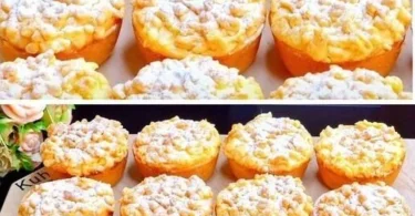 Streuselmuffins mit Quark auf einem Teller, frisch gebacken und dekoriert.