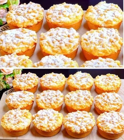 Streuselmuffins mit Quark auf einem Teller, frisch gebacken und dekoriert.