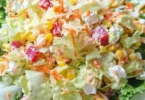 Bunte Tassen Salat mit frischen Zutaten in einem stilvollen Glas serviert.