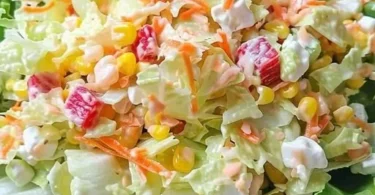 Bunte Tassen Salat mit frischen Zutaten in einem stilvollen Glas serviert.