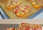 Überbackene Brötchen mit Frischkäse aus dem Ofen.
