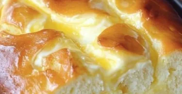 Delikates Vanille Quarkbrot frisch gebacken auf einem Holzbrett