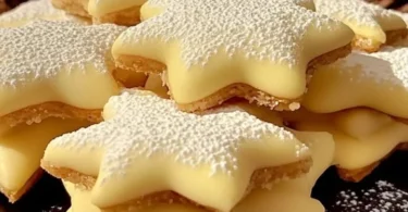 Leckere Vanille-Sternchen für die Weihnachtszeit auf einem Teller angerichtet.
